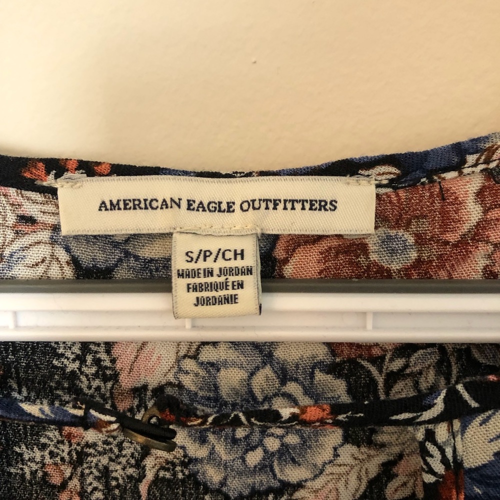 American Eagle Black Floral Keyhole Top - Picture 4 of 6